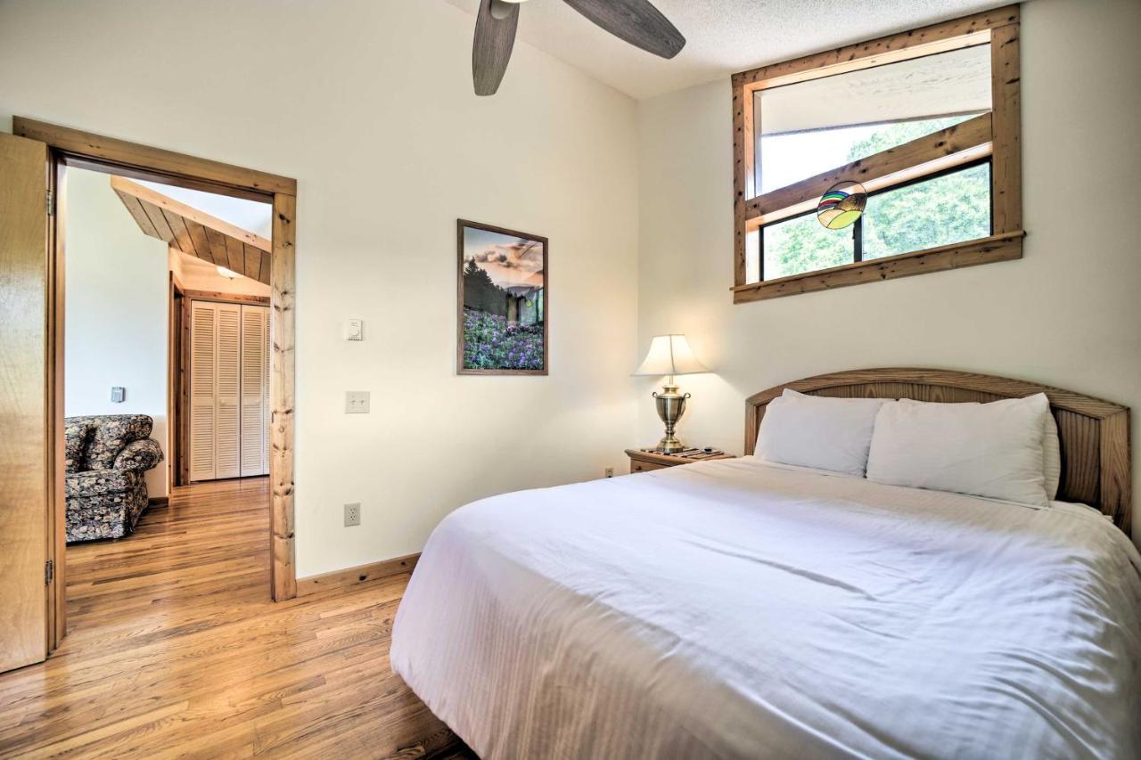 Vibrant Bryson City Home With Mtn Views And Deck! Exterior foto